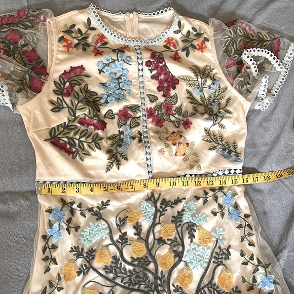 NWOT Cream Embroidered Anthropologie Style Dress Size Medium - Picture 8 of 10